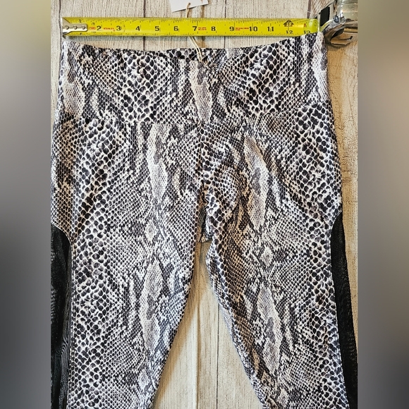 Onzie Hot Yoga Capri Size M/L Black White Snakeskin Magic Sweat Proof Activewear - Picture 4 of 7